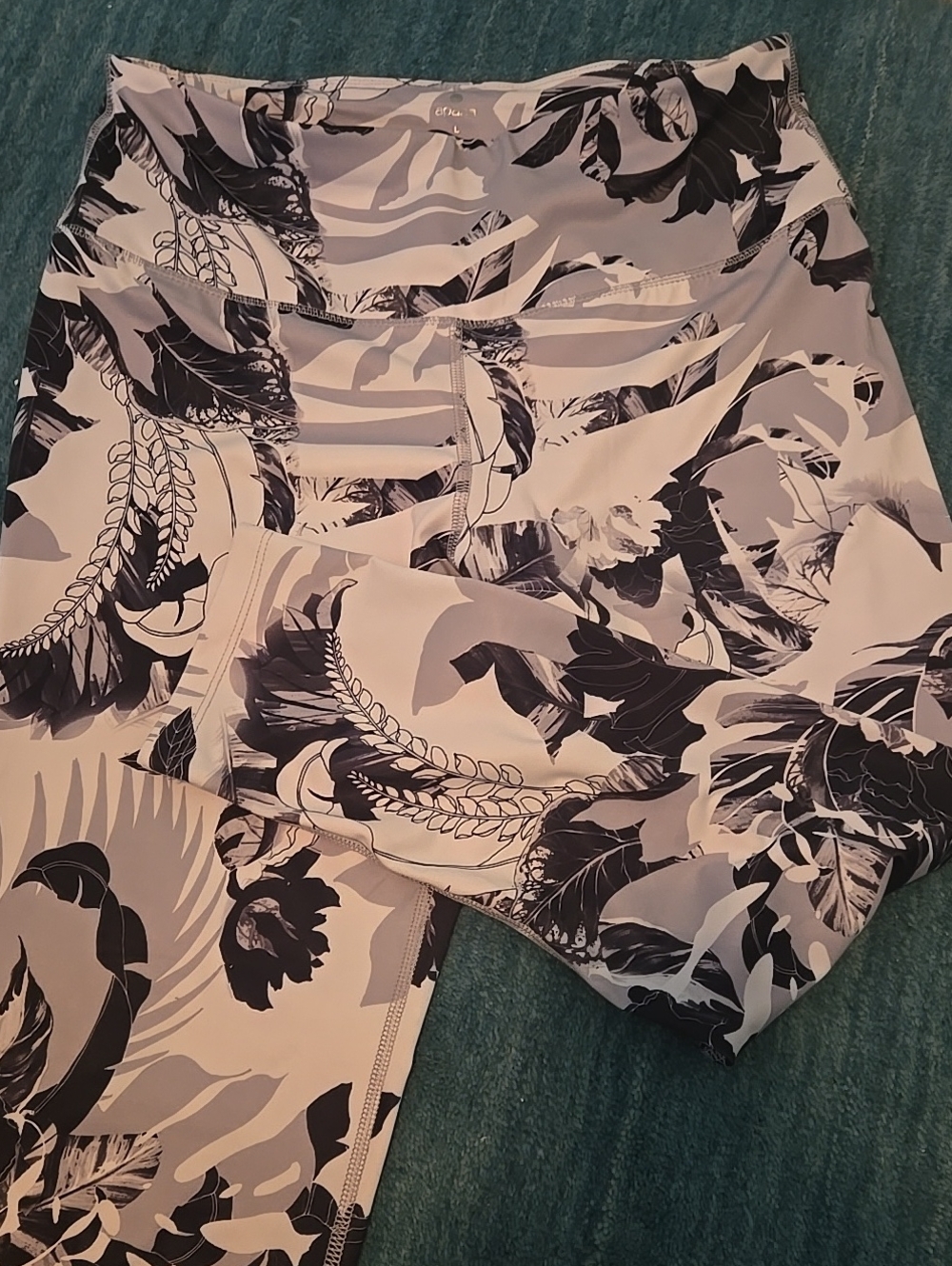 Apona Black & White Floral High-Waist Leggings